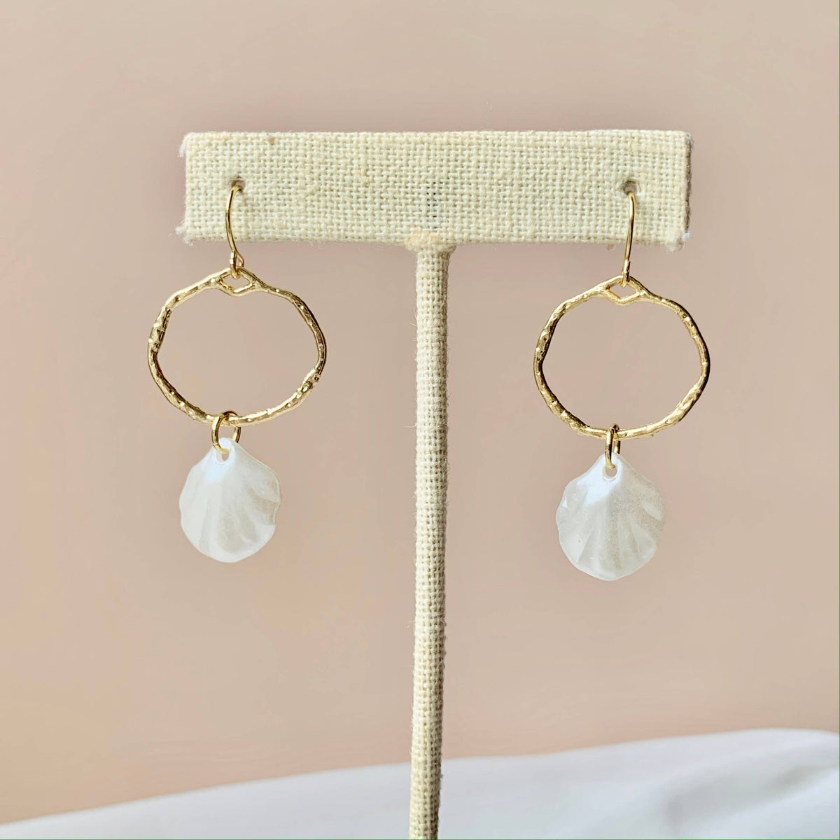 SEASHELL HOOP DANGLES│gold | coastal jewelry│beachy earrings